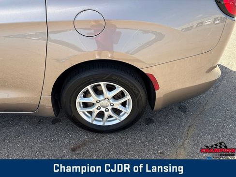 Used 2018 Chrysler Pacifica LX FWD image 33