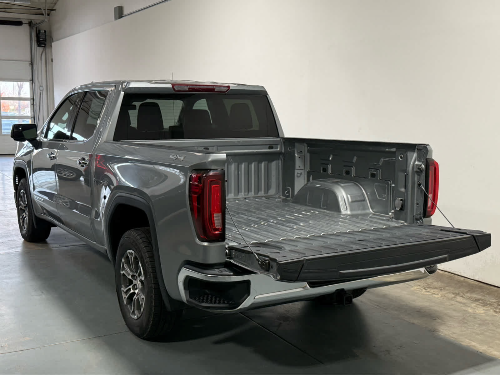 Used 2024 GMC Sierra 1500 SLT AWD/4WD image 4