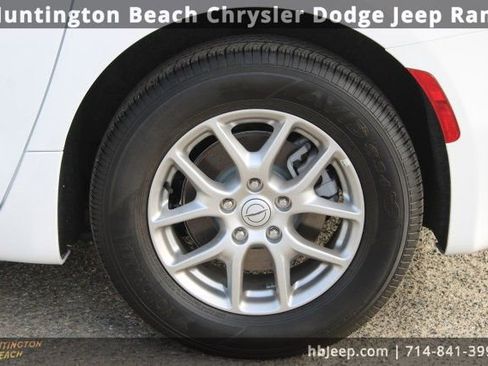 Used 2026 Chrysler Pacifica Select image 7