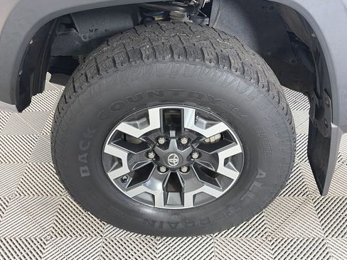 Used 2017 Toyota Tacoma TRD Off-Road w/ Premium & Technology Package AWD/4WD image 8
