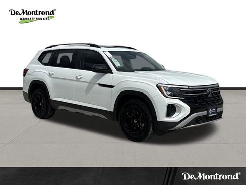 Used 2025 Volkswagen Atlas Peak Edition SE image 3