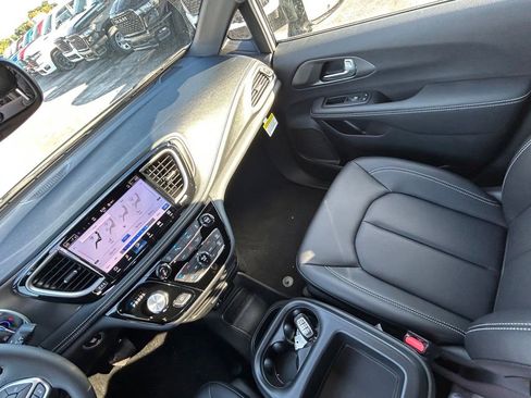 New 2026 Chrysler Pacifica Select image 11