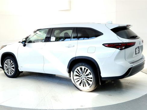 New 2026 Toyota Highlander Platinum image 4