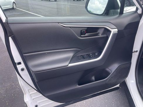 Used 2021 Toyota RAV4 LE AWD/4WD image 16