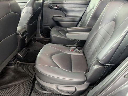 Used 2023 Toyota Highlander XLE image 27