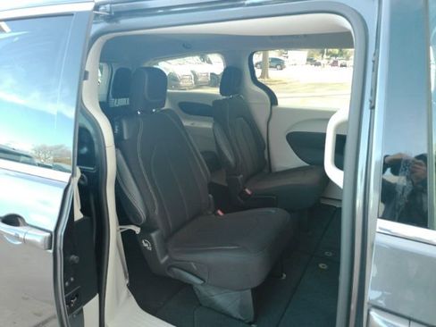 Used 2023 Chrysler Voyager LX image 23