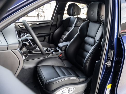 Certified 2026 Porsche Macan AWD/4WD image 5