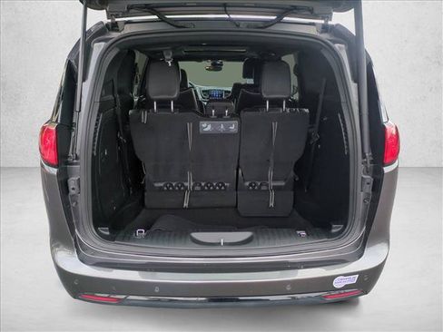 Used 2019 Chrysler Pacifica Limited w/ Advanced Safetytec Group FWD image 6
