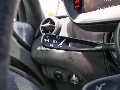 Used 2024 McLaren 750S RWD image 18