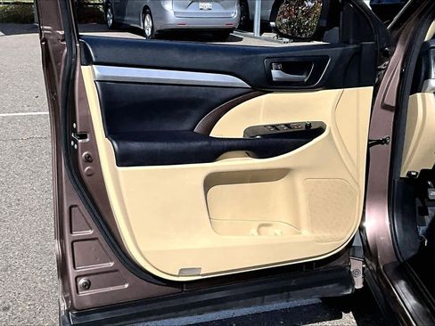 Used 2017 Toyota Highlander XLE image 21