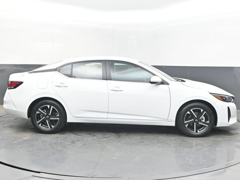 Used 2025 Nissan Sentra SV FWD image 8