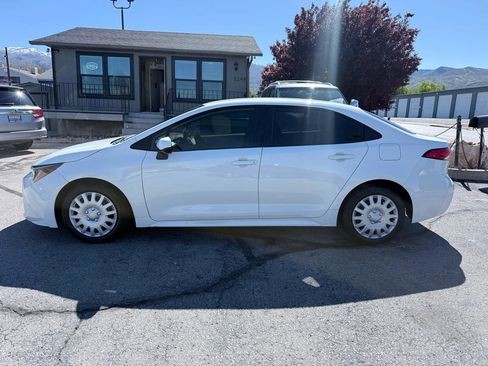 Used 2022 Toyota Corolla LE FWD image 2