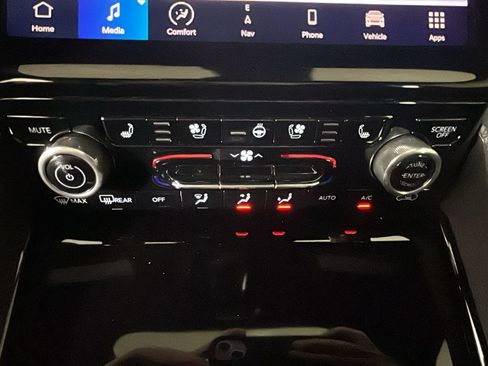 Used 2023 Jeep Grand Cherokee Overland w/ Luxury Tech Group IV AWD/4WD image 27