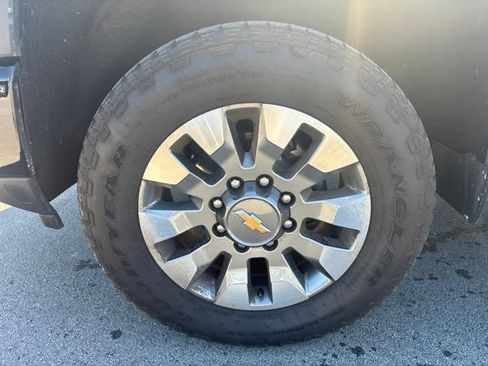 Used 2024 Chevrolet Silverado 2500 Custom w/ Custom Value Package AWD/4WD image 2