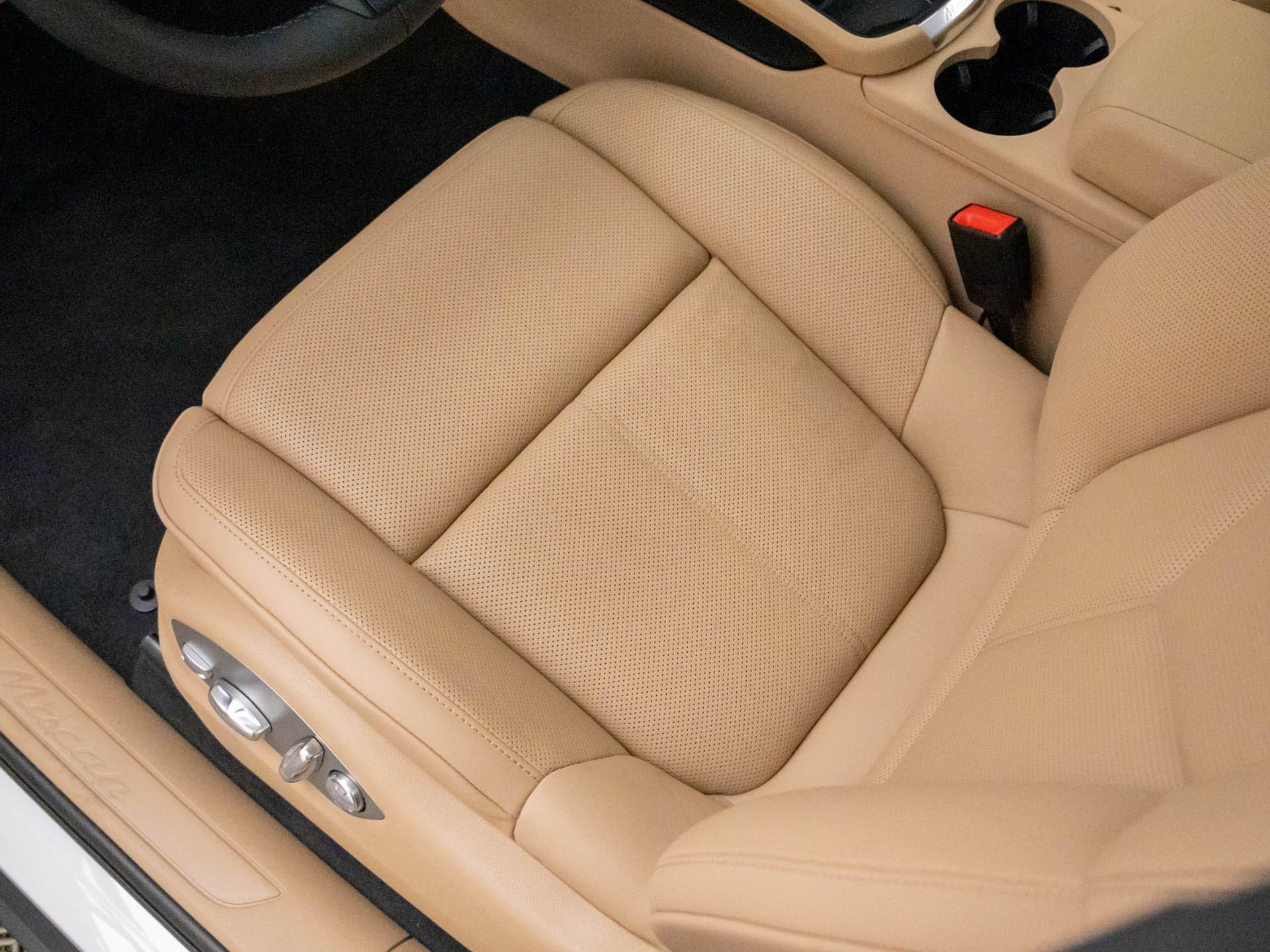 Certified 2026 Porsche Macan AWD/4WD image 16