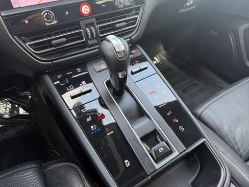 Used 2022 Porsche Macan AWD/4WD image 29