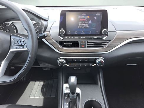 Used 2025 Nissan Altima 2.5 SV FWD image 14