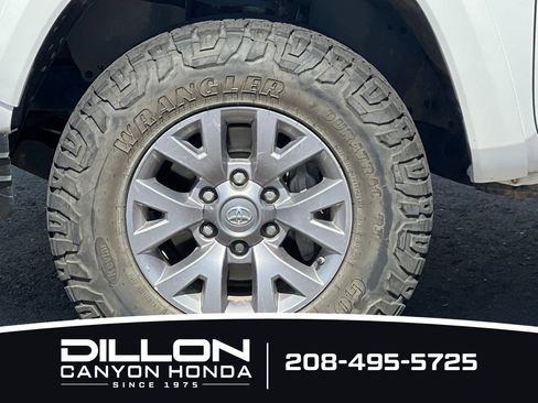 Used 2018 Toyota Tacoma SR5 AWD/4WD image 24