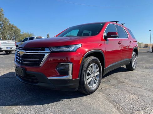 Used 2023 Chevrolet Traverse LT FWD image 2