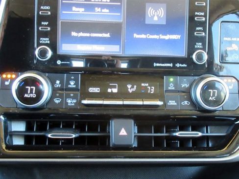 Used 2020 Toyota Highlander XLE image 34