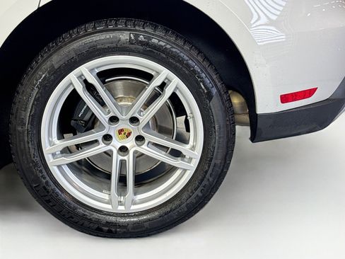 Certified 2025 Porsche Macan AWD/4WD image 25