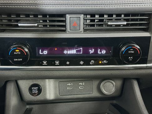Used 2024 Nissan Rogue SV FWD image 23