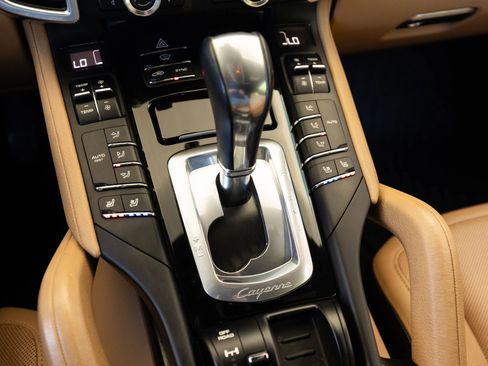 Used 2016 Porsche Cayenne w/ Premium Package image 39