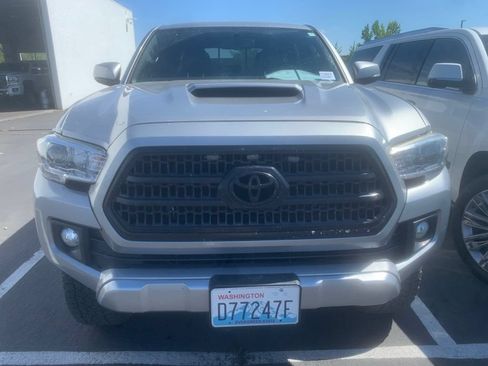 Used 2017 Toyota Tacoma TRD Sport w/ Tow Package AWD/4WD image 6