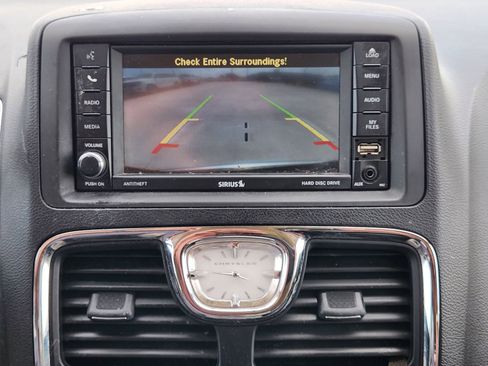 Used 2014 Chrysler Town & Country Touring FWD image 18