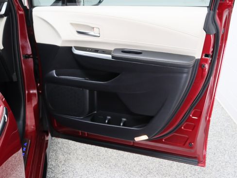 Used 2025 Toyota Sienna Platinum AWD/4WD image 40