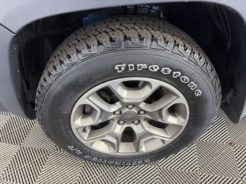 Used 2020 Jeep Cherokee Trailhawk AWD/4WD image 9