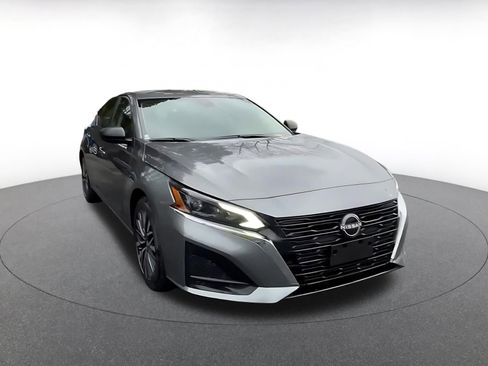 Used 2025 Nissan Altima 2.5 SV image 3