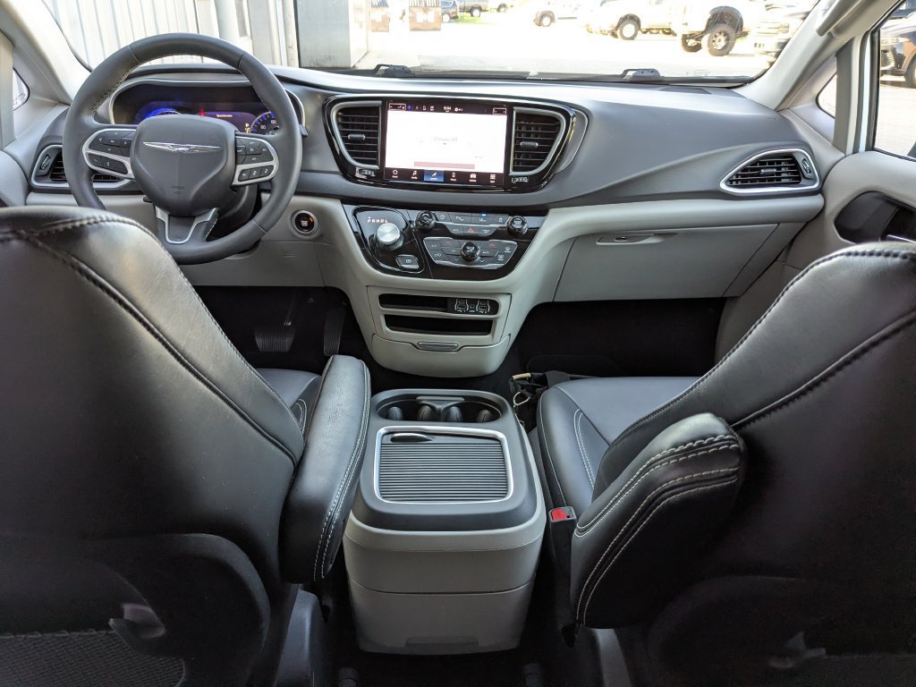 Used 2024 Chrysler Pacifica Touring-L FWD image 12