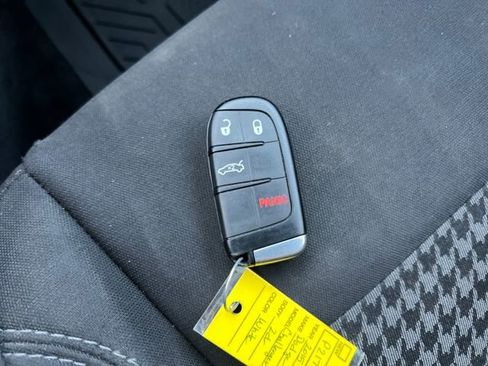 Used 2015 Dodge Challenger SXT image 26