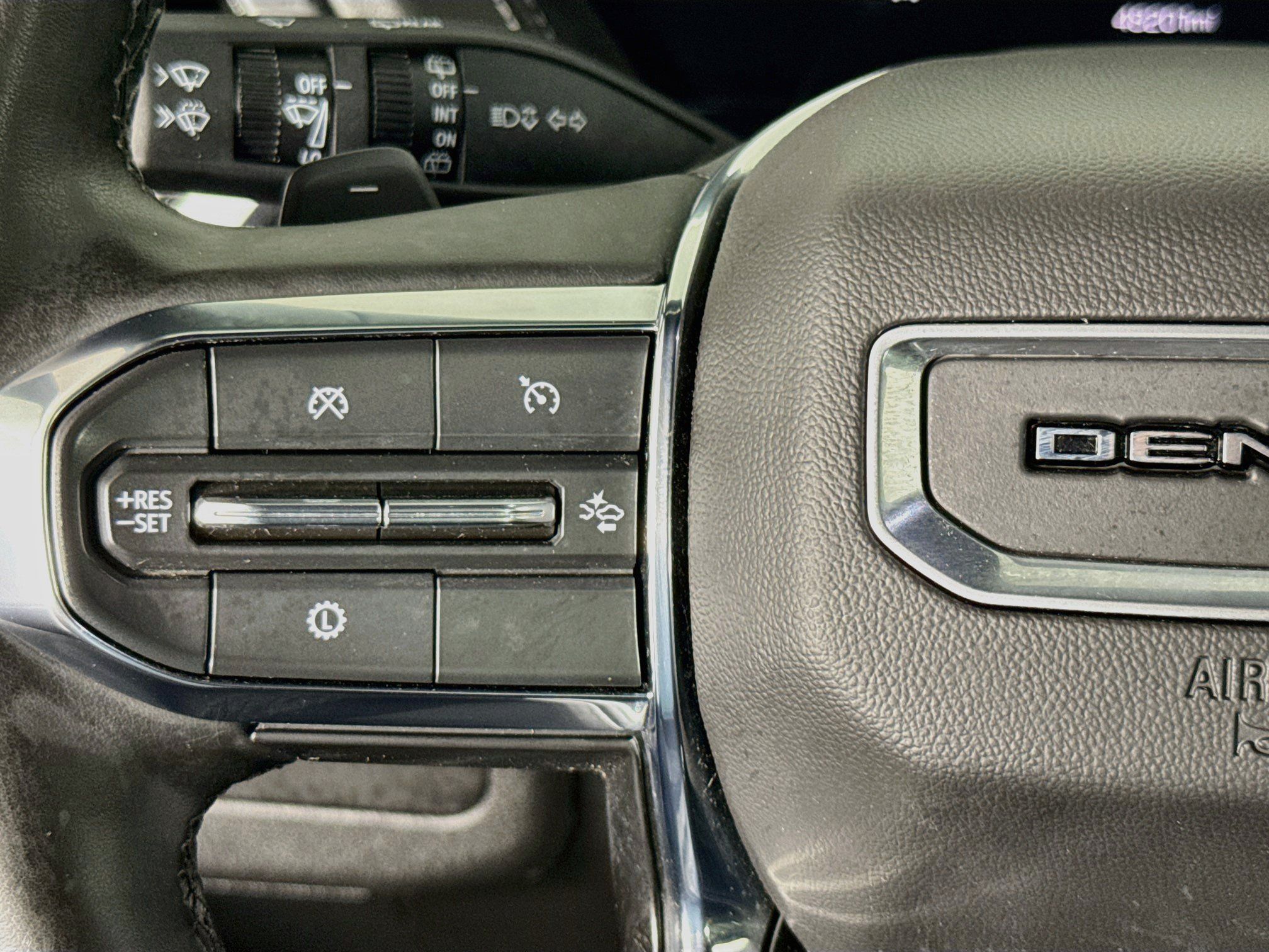 Used 2025 GMC Yukon Denali AWD/4WD image 11