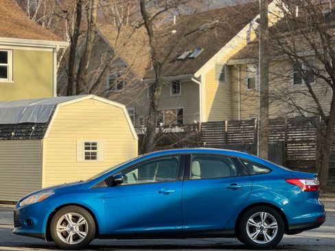 Used 2014 Ford Focus SE w/ SE Winter Package image 4