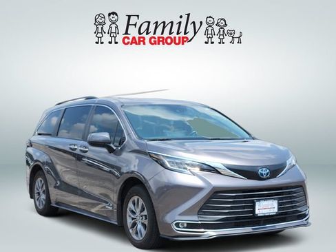 Used 2021 Toyota Sienna XLE FWD image 2