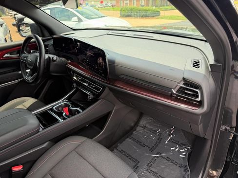Used 2024 Chevrolet Traverse Z71 AWD/4WD image 18