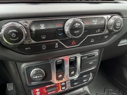 Used 2025 Jeep Wrangler Rubicon image 39