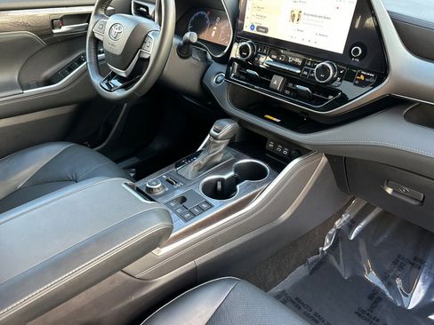 Used 2023 Toyota Highlander Limited image 20