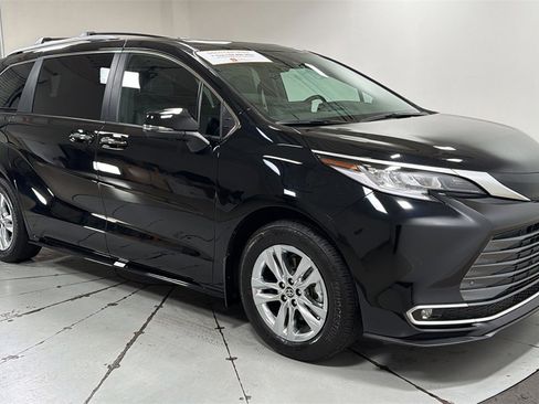 Certified 2025 Toyota Sienna Limited image 3