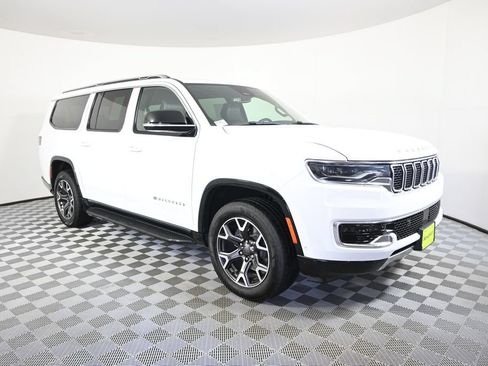 Used 2024 Jeep Wagoneer L Series III w/ Flexible Seating Group AWD/4WD image 9