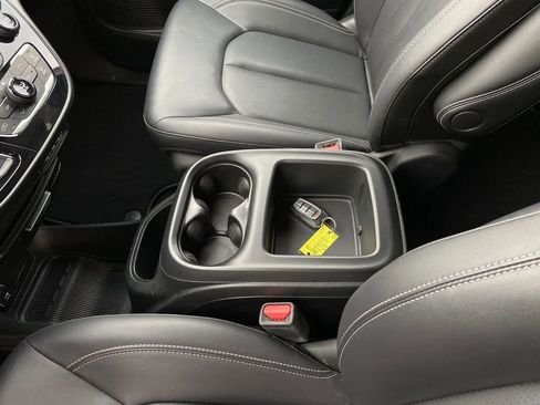Used 2025 Chrysler Pacifica Select FWD image 21