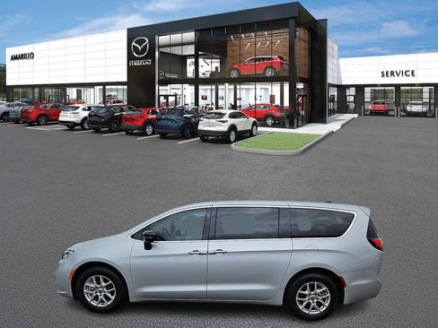 Used 2024 Chrysler Pacifica Touring-L FWD image 6