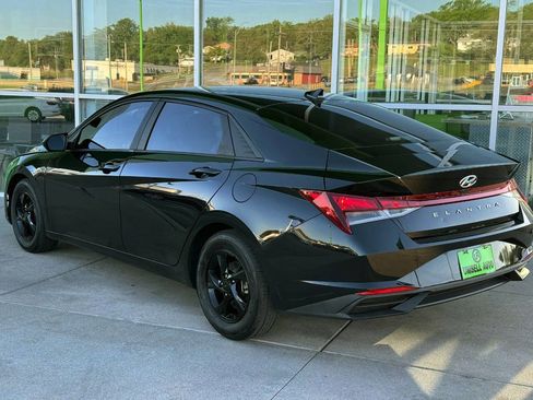 Used 2021 Hyundai Elantra SE w/ Cargo Package FWD image 5