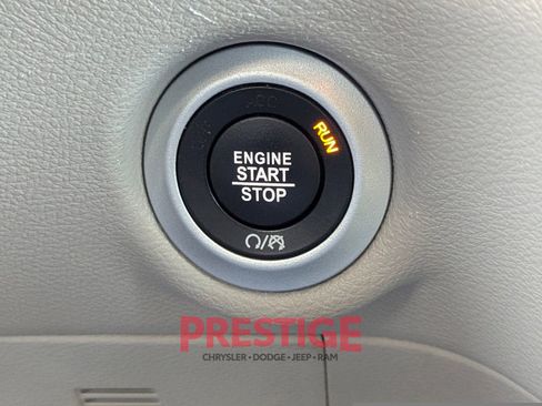 Used 2024 Chrysler Pacifica Touring-L FWD image 19