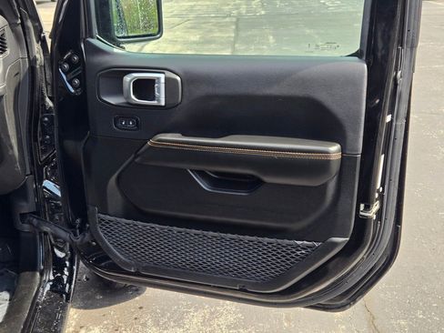 Used 2025 Jeep Wrangler Unlimited Sahara AWD/4WD image 5