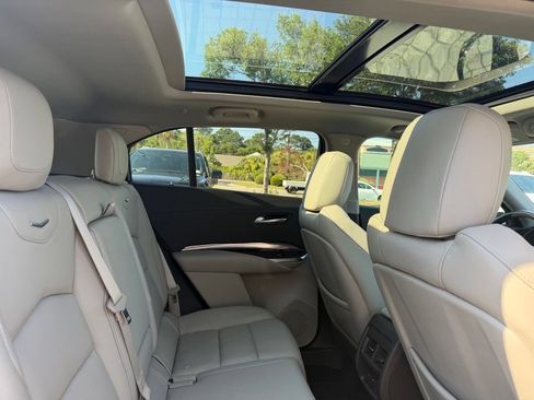 Used 2023 Cadillac XT4 Luxury w/ Cold Weather Package FWD image 18