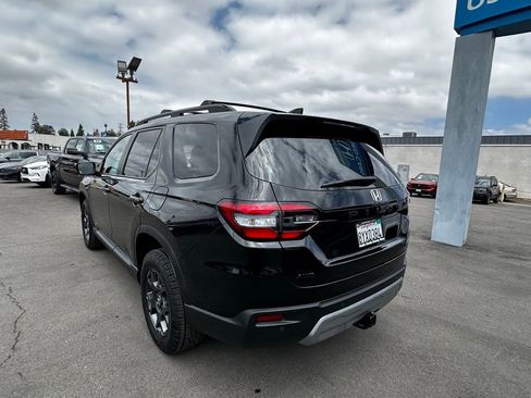 Used 2025 Honda Pilot TrailSport image 6