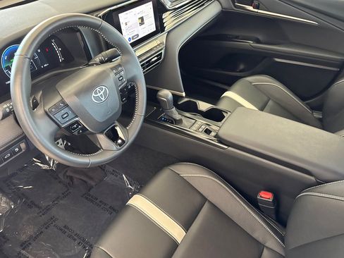Used 2025 Toyota Camry SE w/ Convenience Package FWD image 12